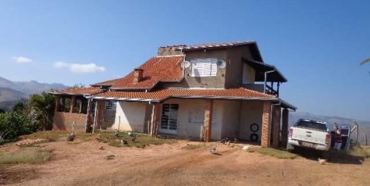 Casa com 220m2, terreno de 2500m2
