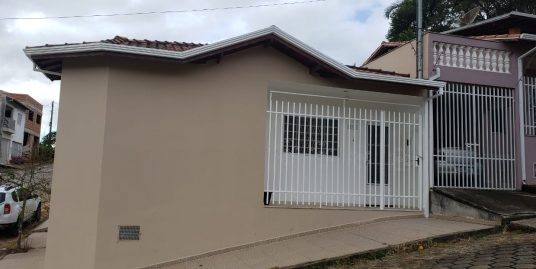 Linda casa de esquina com vista panorâmica para cidade